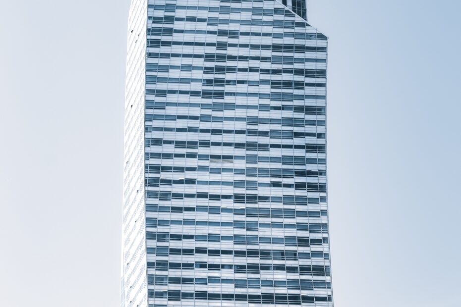 Ein Modernes Hochhaus Mit Glasfassade Ragt Gegen Einen Klaren Blauen Himmel Auf
