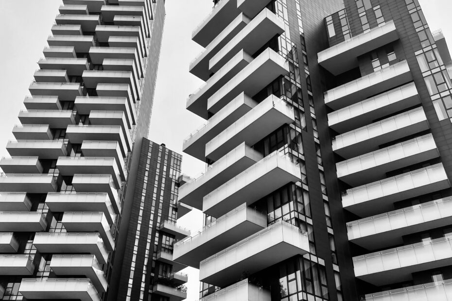 Moderne Hochhäuser Mit Geometrischen Balkonen Unter Einem Bewölkten Himmel