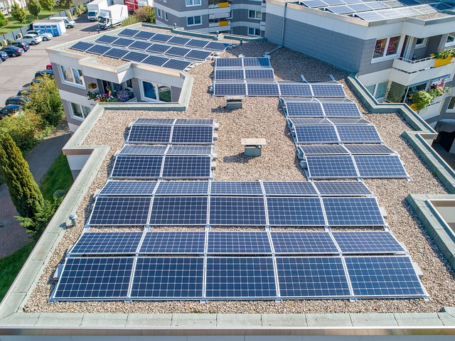 Solarmodule Auf Dem Dach Eines Gebäudes Zur Gewinnung Von Sonnenenergie