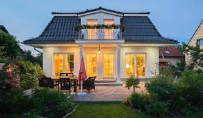 Ein Modernes Einfamilienhaus Bei Abenddämmerung Mit Eingeschalteter Innenbeleuchtung Und Einer Terrasse